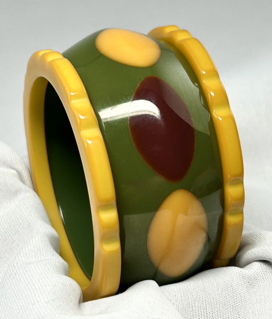 SZ59 Shultz wide gray green saucer/dots bakelite bangle